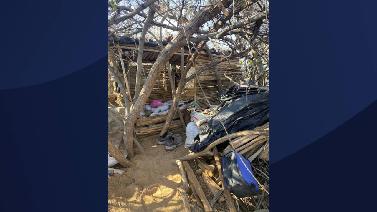 <a href="https://www.univision.com/local/arizona-ktvw/edicion-digital-arizona/arrestan-sospechoso-de-agresion-sexual-que-huyo-a-esconderse-por-mas-de-100-dias-en-el-desierto-video">Whitaker fue encontrado y arrestado</a> el 15 de marzo de 2021 por las autoridades locales y estatales. “Whitaker fue descubierto viviendo en una choza que había construido con una cama y un techo. 
<b>Sobrevivió pescando peces</b> en un canal cercano y 
<b>cazando jabalinas y conejos</b>”, publicó la 
<a href="https://www.facebook.com/PinalCountySO/posts/244464374505825" target="_blank">PCSO en Facebook</a>.