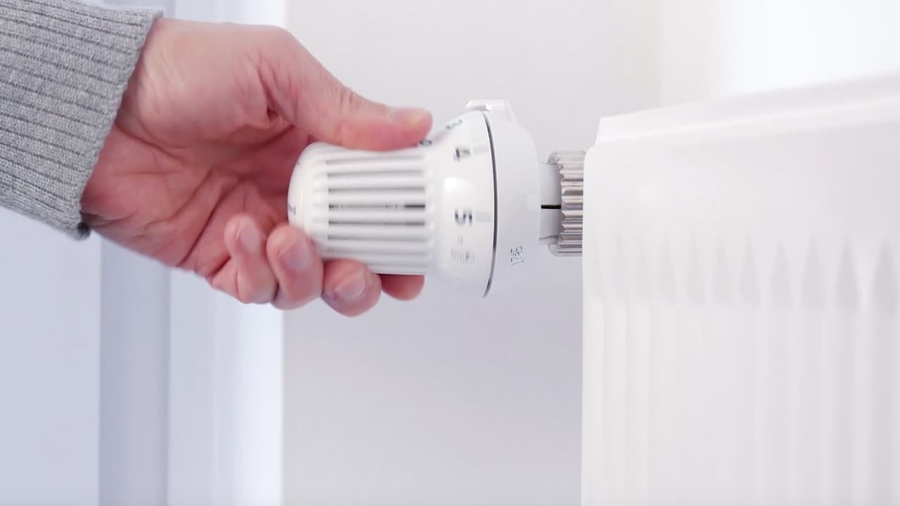 No uses cables de extensión para el calentador. Si el cable está caliente al tacto, apaga el calentador y desconéctalo. Debes eliminar la pelusa y polvo de los calentadores eléctricos instalados permanentemente en la pared o el techo.