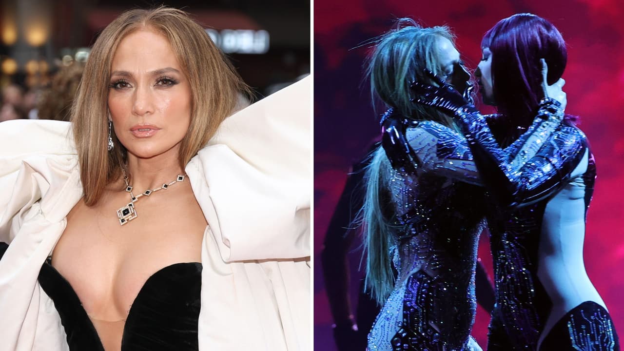 Jennifer Lopez sorprende al besar a sus bailarinas durante show en vivo