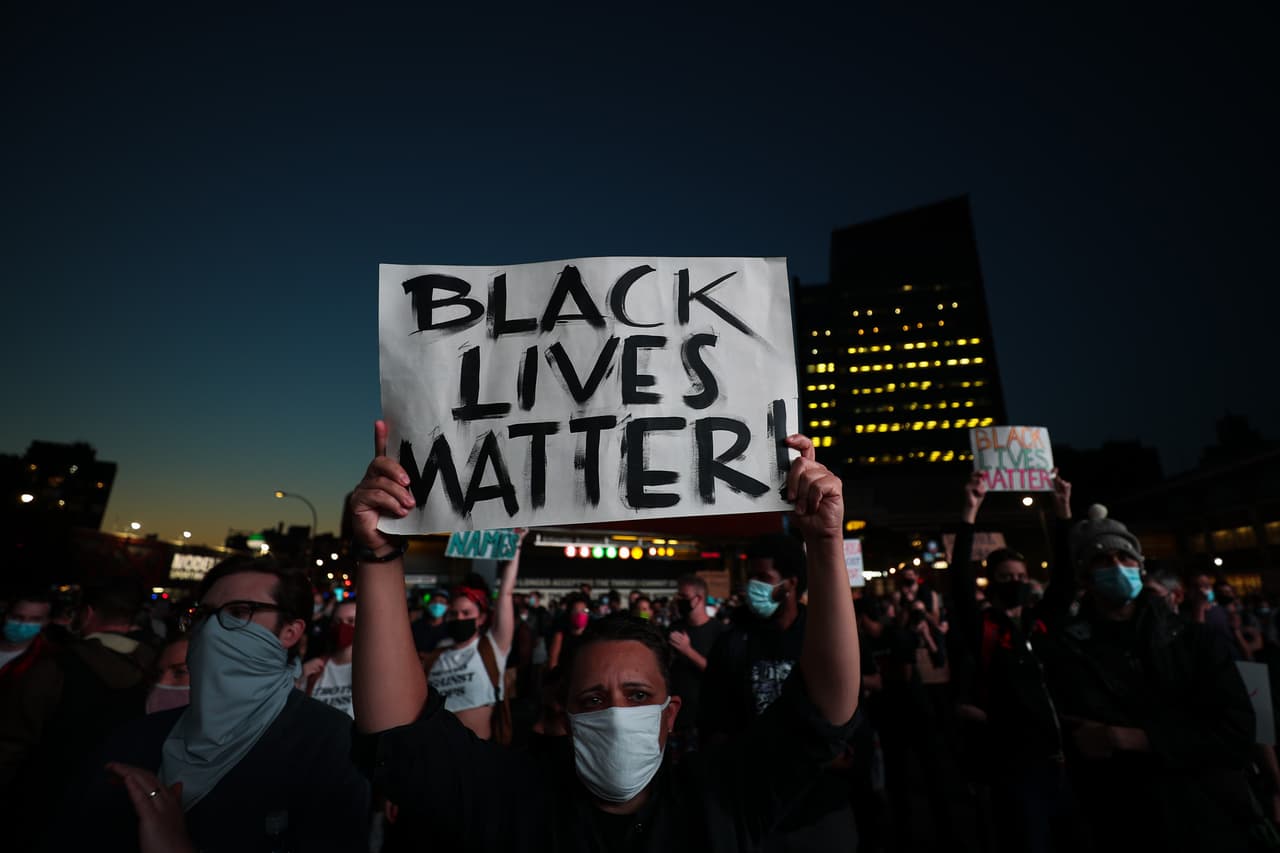 7
<b>/ Abordar la injusticia sistémica:</b>
<br>
<br>Cuomo dijo que el gobierno debe encontrar un equilibrio entre los absolutos de la policía y las reformas necesarias. Dijo que las municipalidades tienen hasta el 1 de abril para atender los llamados a reformas policiales o perderán el financiamiento estatal.