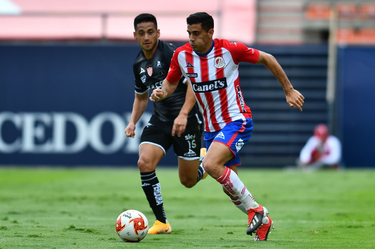 Necaxa aprovecha muy bien los espacios que dejan los potosinos, pero no consiguen penetrar la defensa.