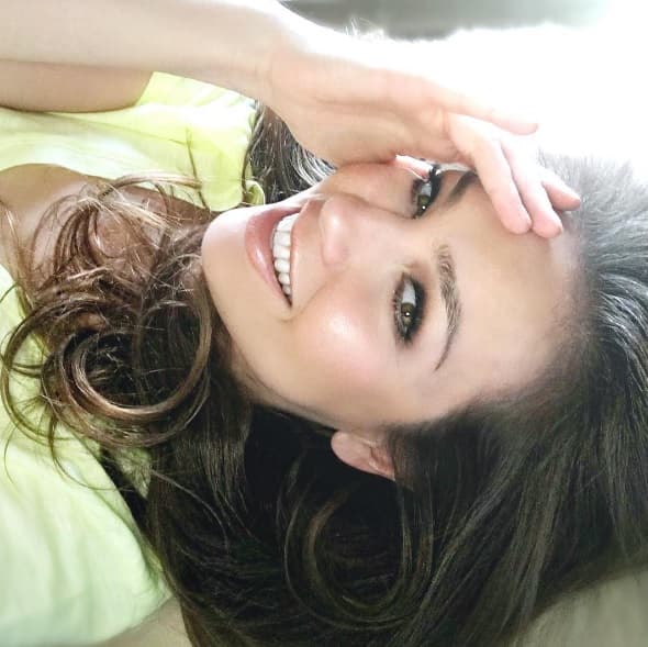 No sólo cuando está arreglándose comparte fotos, sino también cuano está recostada en su cama.