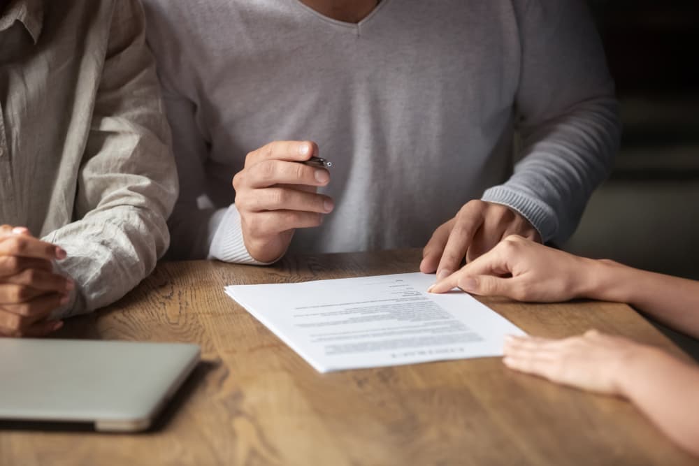 Los peligros están en que te precipites a la hora de dar una firma, entrar en un negocio con una persona que no conoces muy bien, sobre todo a la hora de asesorarte y de arreglar los papeles, porque podrían engañarte. Sé más precavido.
<br>