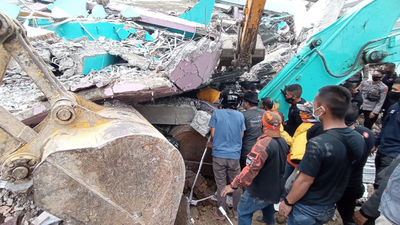 ARCHIVO/VIDEO: Un sismo de magnitud 6.2 sacudió en 2018 la isla de Célebes, en Indonesia. El movimiento telúrico causó daños en centenares de casas, en infraestructuras, en un hospital, y provocó deslizamientos de tierras.