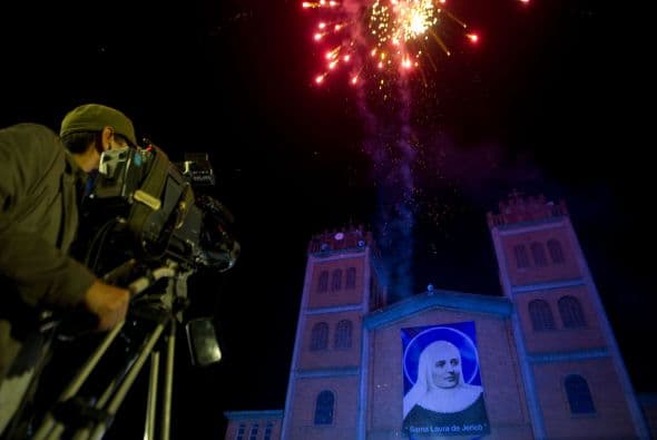 También fue el momento en que todas las iglesias del pueblo hicieron repicar sus campanas en honor del histórico hecho religioso.