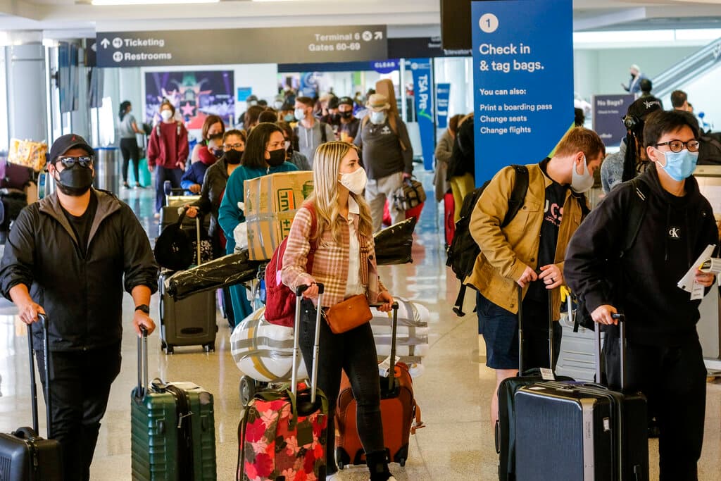 Solo en EEUU, las cancelaciones se han multiplicado hasta llegar a más de 1,300 para los tres días de este fin de semana largo de Navidad. (AP Photo/Ringo H.W. Chiu)