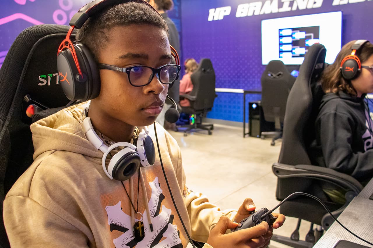 <b>HP Gaming Lounge</b> viene totalmente equipado con dispositivos electrónicos y juegos para que los niños del club puedan divertirse mientras aprenden.