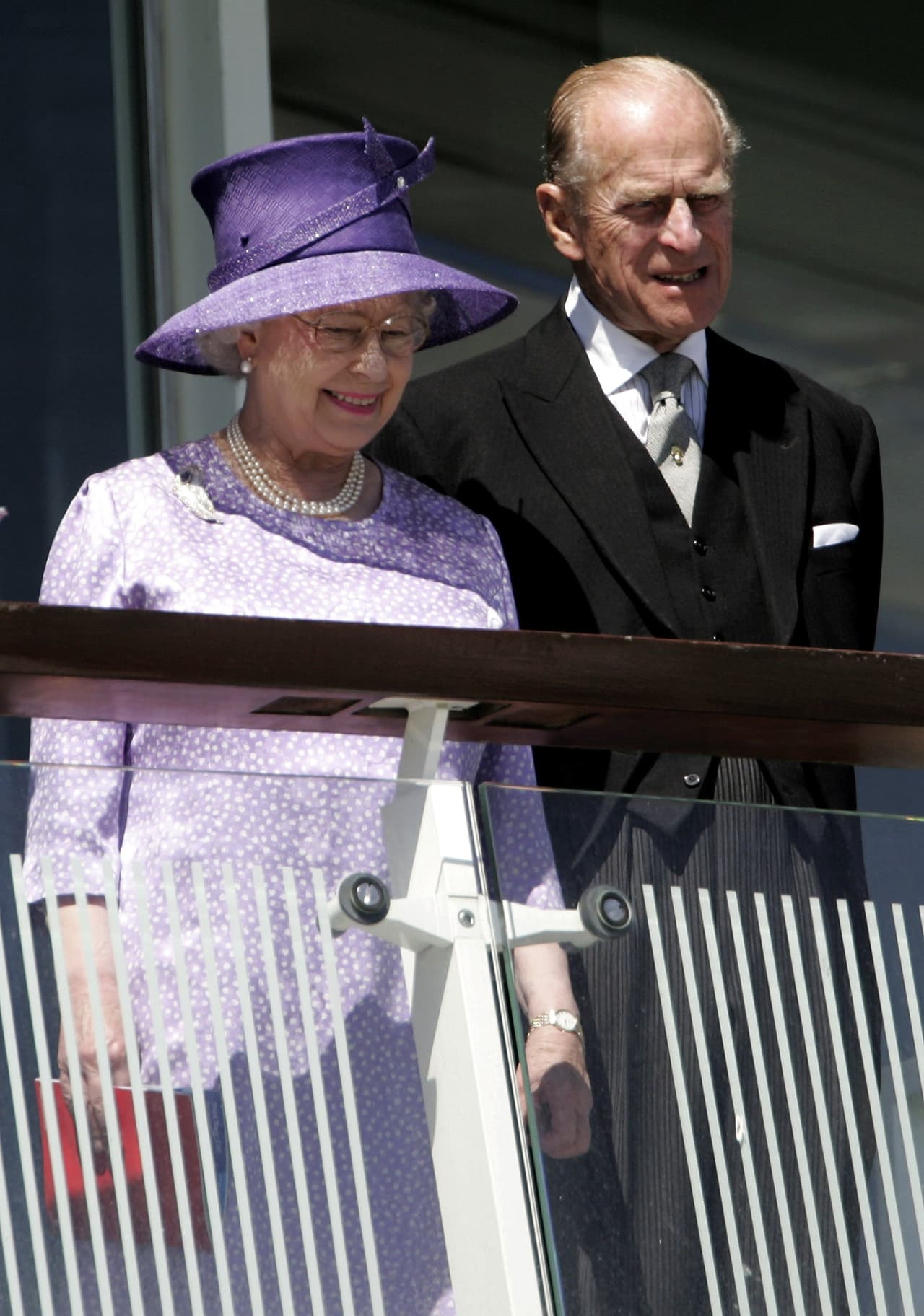 Según Matt Smith, parte de este cariño que le tiene el staff radica en que lo consideran un "hombre más del pueblo" y que gracias a que no ha estado tan perseguido por el protocolo real ha podido ser más "rebelde y travieso".
<br>