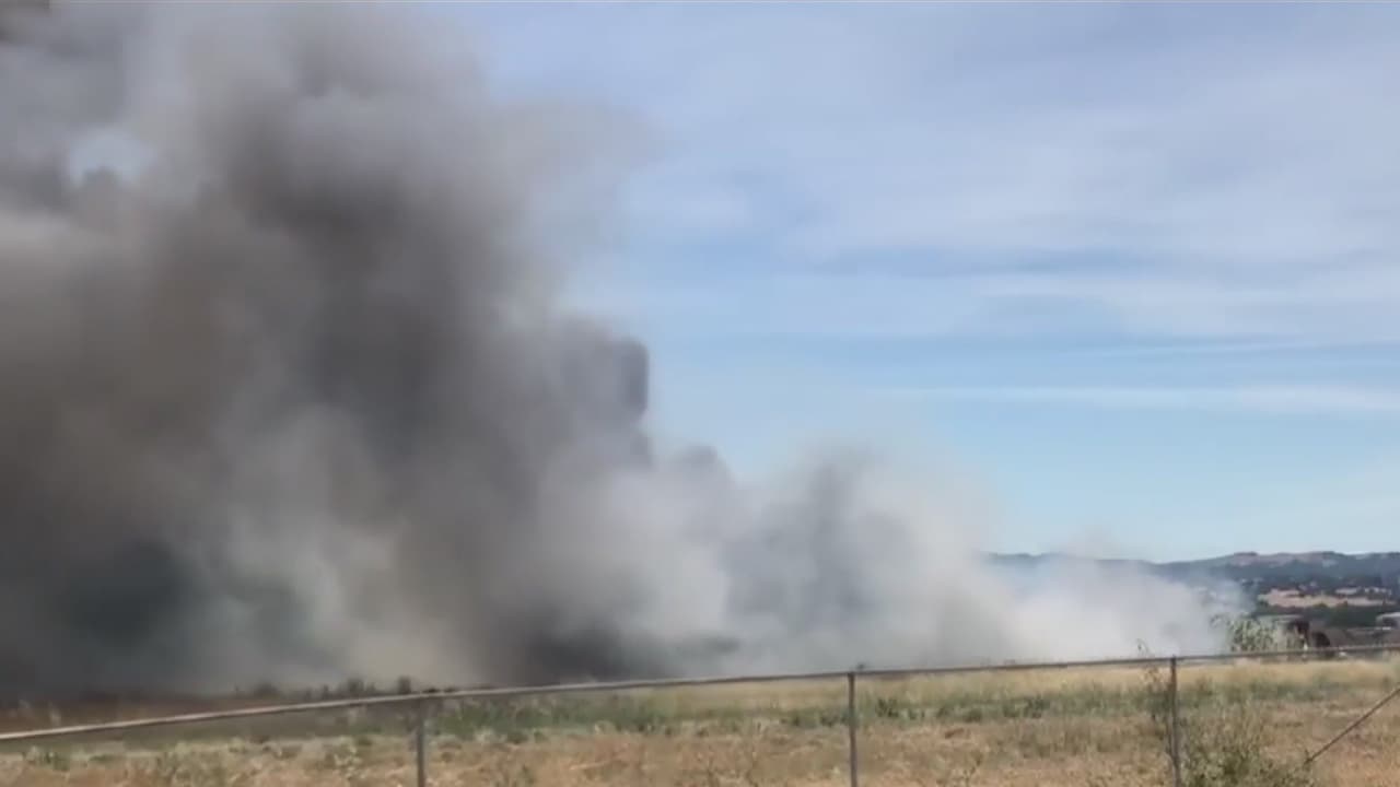 Incendio calcina vehículos y casas móviles en un lote de la ciudad de Concord
