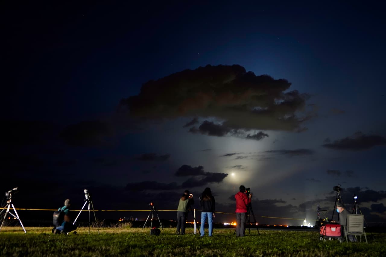 Fotógrafos captan el momento del despegue del SpaceX Falcon 9 en la base Kennedy de Cabo Cañaveral.