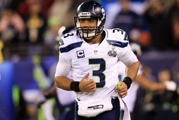 Los Seahawks, con un fútbol "total", el que había trabajado el entrenador del equipo durante toda la temporada regular, el veterano Pete Carroll, derrotaron por paliza de 43-8 a los Broncos, la mejor ofensiva de liga, con el mariscal de campo Peyton Manning a la cabeza. No habían pasado ni 12 segundos desde el comienzo del partido y los Seahawks ya hicieron historia con la anotación más rápida que se había dado jamás en un Super Bowl. Pero lo peor no fue el dejarse anotar dos puntos, sino la imagen de enfrentamiento entre Manning y el centro de origen mexicano Manny Ramírez, que no le dio bien al balón, y aunque el corredor Knowshon Moreno lo recuperó, lo hizo en la zona de protección. La mejor ofensiva de la NFL estaba paralizada, sin saber qué hacer, y ahí fue el comienzo y el final del partido disputado en el MetLife Stadium, de East Rutherford (Nueva Jersey), donde la temperatura fue de 43 grados. Malcom Smith recibió el premio de Jugador Más Valioso (MVP), el octavo defensor que lo consigue en un partido de Super Bowl y el tercer apoyador. Carroll, de 61 años, el tercer entrenador con más edad de la NFL que ganó un Super Bowl, se convirtió en el tercer entrenador que logra los dos títulos de campeón universitario de la NCAA con el equipo de USC y ahora los Seahawks en la NFL.