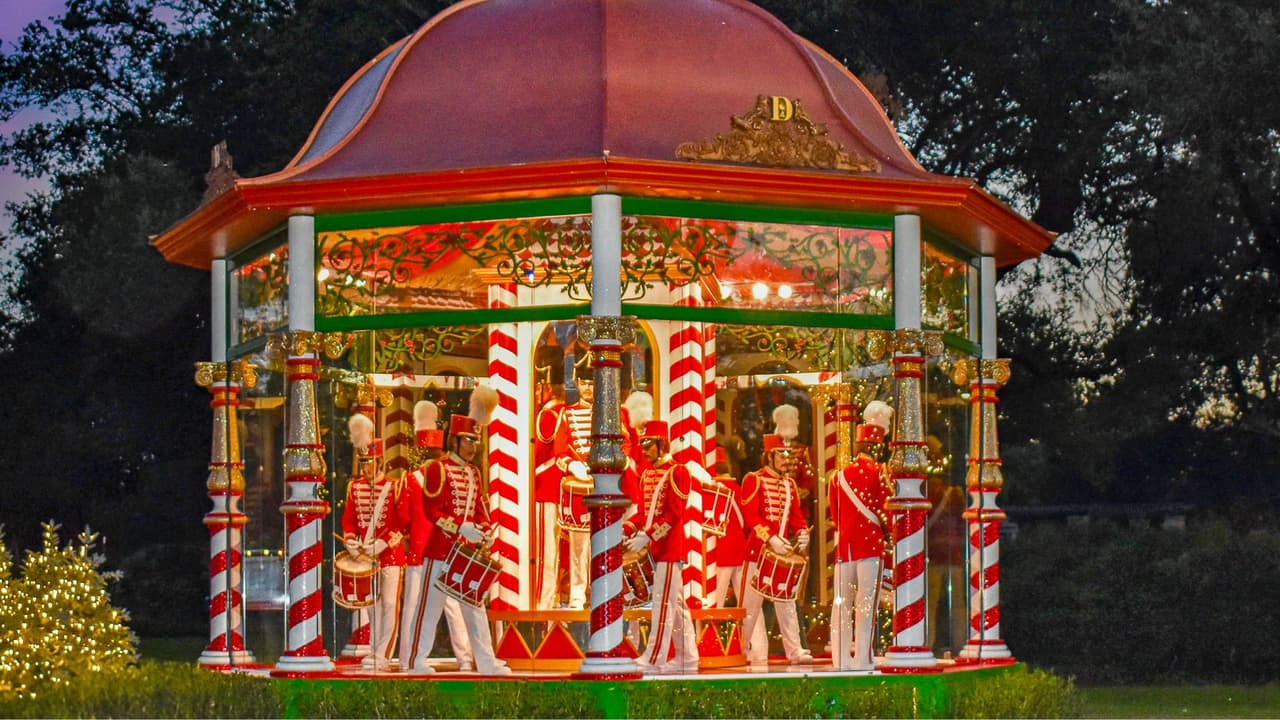 <h3 class="cms-H3-H3">Consejos para aprovechar al máximo tu visita</h3>
<br>
<b>Reserva temprano:</b> Los boletos nocturnos suelen agotarse rápidamente, especialmente los fines de semana.
<br>
<b>Viste cómodo:</b> Las actividades son al aire libre, así que prepárate para caminar y ajusta tu ropa al estado del tiempo.
<br>
<b>Planea tu día:</b> Consulta el calendario para asegurarte de disfrutar las actividades que más te interesen.
<br>
<b>No olvides la cámara</b>: Desde las luces hasta los paisajes, el arboreto está lleno de oportunidades para tomar fotos memorables.