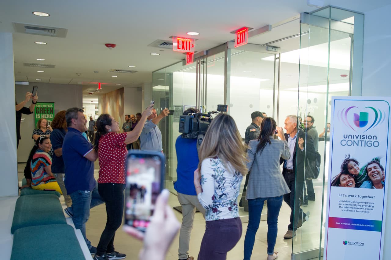 El equipo expulsado de Venezuela fue del aeropuerto directamente a la sede de Univision Noticias y allí fue recibido por sus compañeros a quienes relataron más detalles del incidente en Venezuela.