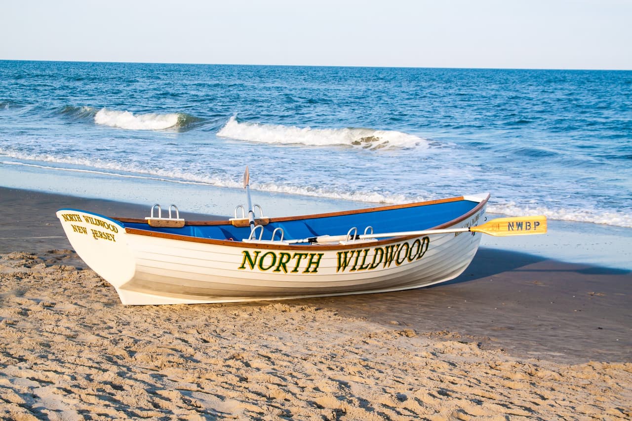 <a href="https://northwildwood.com/" target="_blank">North Wildwood: </a>Todavía es más tranquilo que sus hermanos, pero North Wildwood todavía sabe cómo pasar un buen rato. Y ofrece cuatro baños completos cercanos y baños portátiles en casi todas las calles. Se permite surfear entre las Avenidas Octava y Décima. Se permite pescar en Second Avenue en Hereford Inlet. 📍 
<a href="https://www.google.com/maps/search/north+wildwood+beach/@38.9907668,-74.8507368,13z/data=!3m1!4b1" target="_blank">First Avenue to East 26th Street</a>