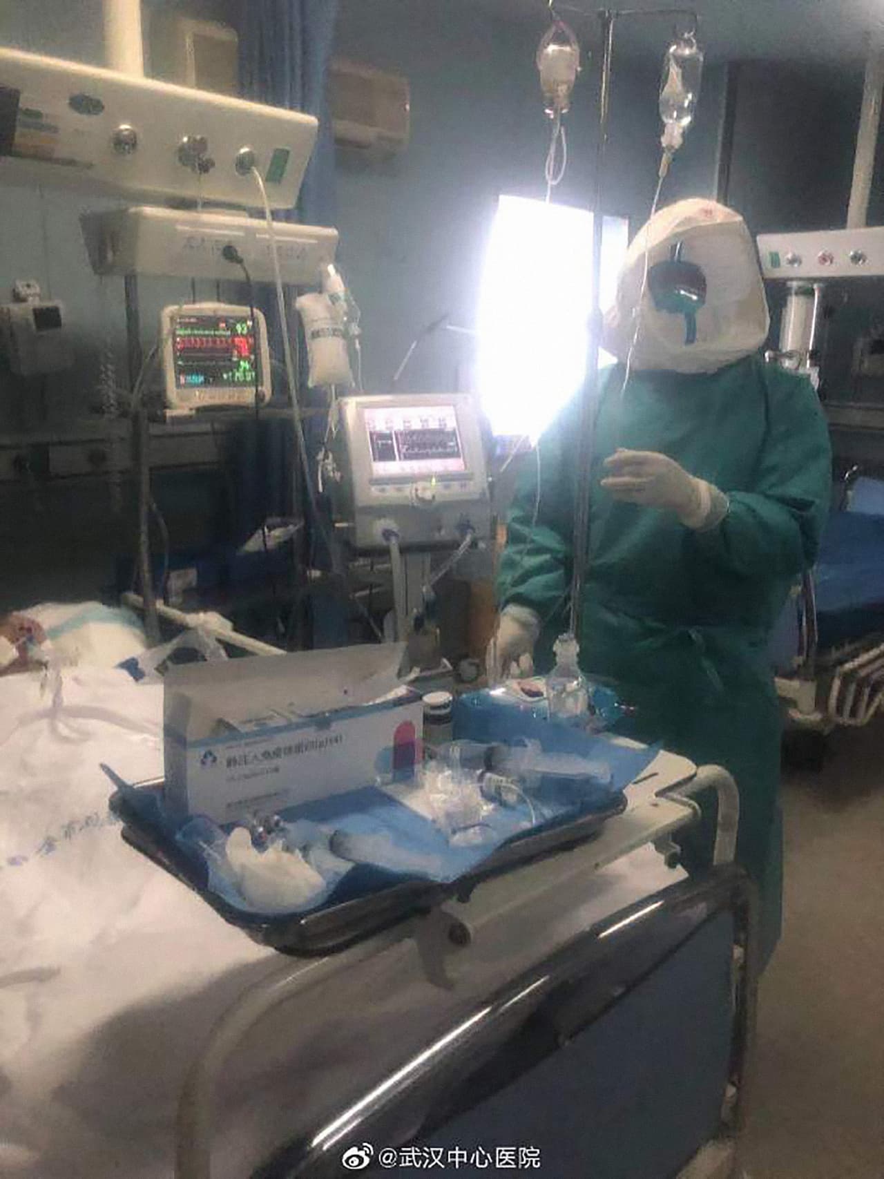 Muchos de los primeros infectados habían estado en el Mercado Mayorista de Mariscos Huanan de Wuhan, que desde entonces está clausurado mientras se investiga.