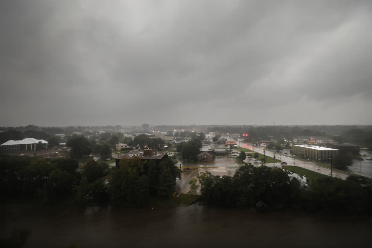El huracán Delta toco tierra con vientos máximos de 100 mph (155 km/h) este viernes en el suroeste de Louisiana,
<b>destruyendo parte del paisaje en ruinas que había dejado Laura hace tan solo seis semanas y causó la muerte de por lo menos 26 personas, así como daños que ascienden a los 14,000 millones de dólares.</b> En menos de una hora, el
<a href="https://www.nhc.noaa.gov/" target="_blank">Centro Nacional de Huracanes</a> lo rebajó a una tormenta de categoría 1 y ahora tiene vientos de 75 mph (120 km/h).
<br>
<br>En imagen, la fuerte lluvia cae sobre Lafayette, Louisiana.
<br>