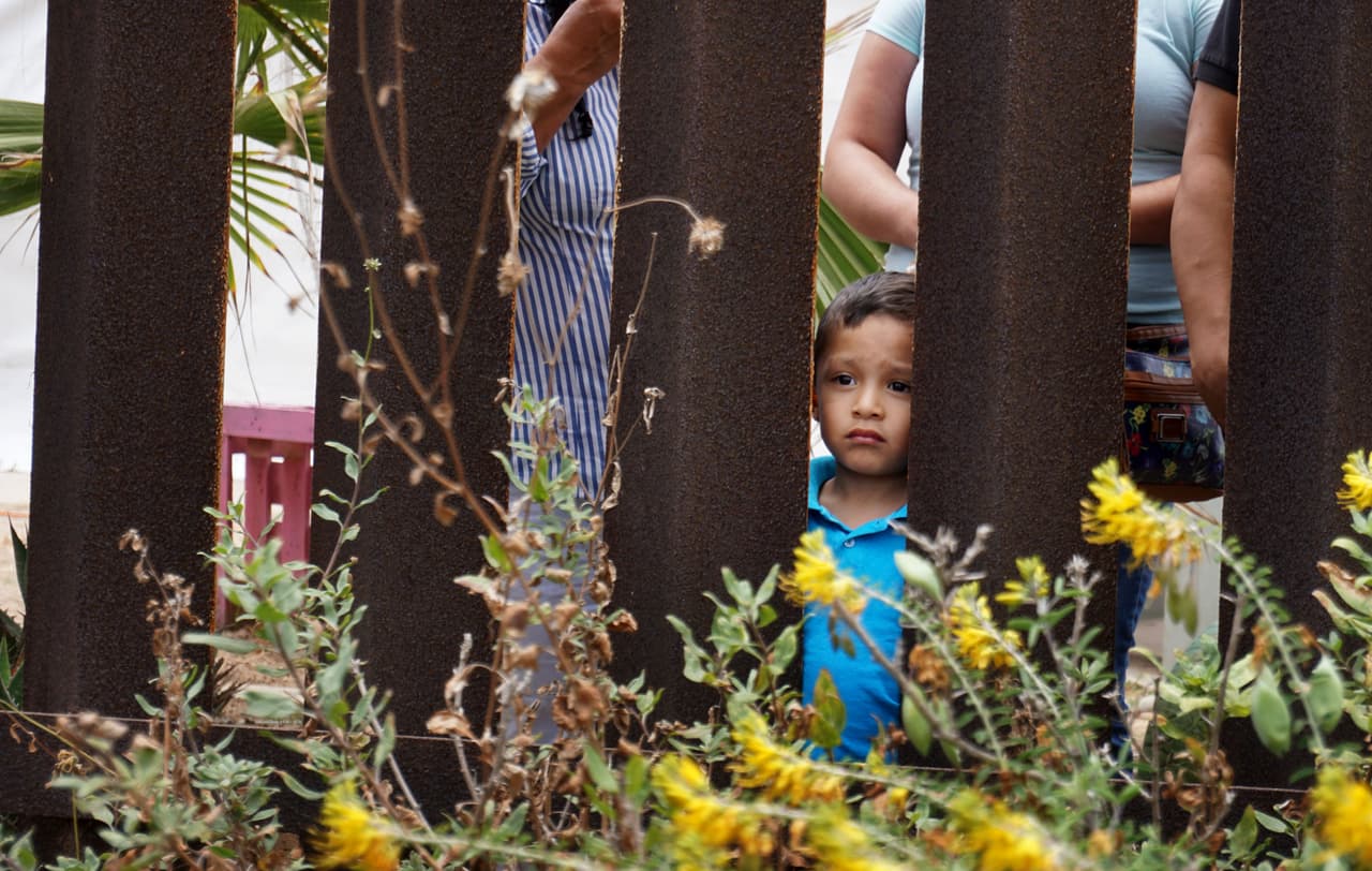 Detener la construcción del muro fronterizo. Biden pondrá fin a la declaración de emergencia nacional citada por la administración Trump para desviar dinero a la construcción del muro fronterizo con México.