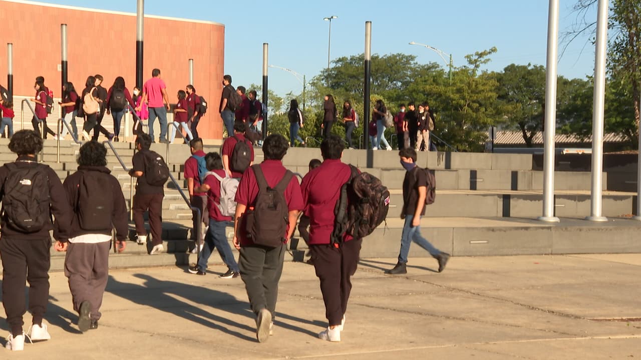 Los estudiantes de las Escuelas Públicas de Chicago regresan a las aulas el lunes después de un verano más corto de lo habitual. La fecha de inicio es una de las más tempranas en la historia moderna de CPS.