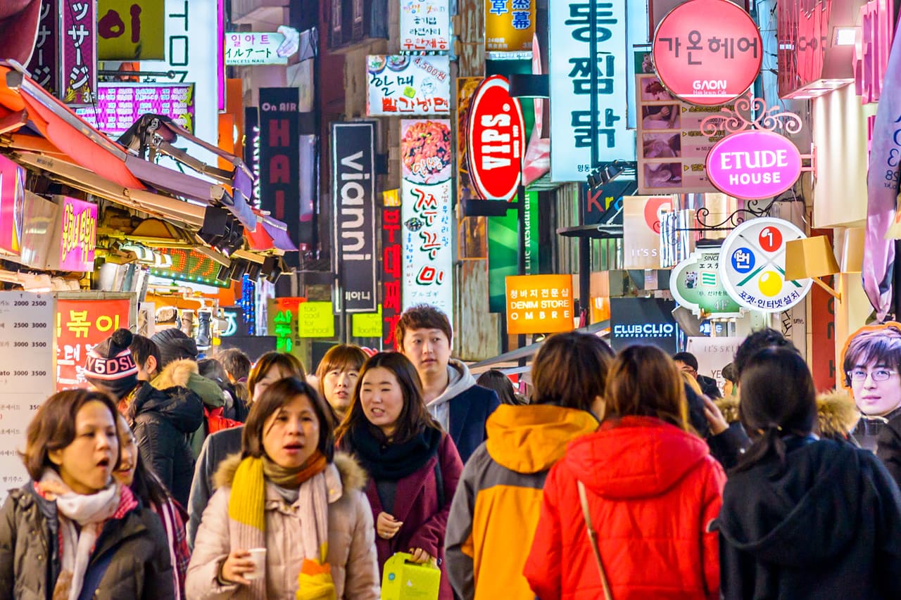 <b>Corea del Sur</b>
<br>
<br>Salario mínimo por hora: 7.27 dólares.
<br>
<br>El salario mínimo en este país asiático es apenas dos centavos más alto que en Estados Unidos pero prevé un aumento importante para el próximo año. Según la publicación financiera GoBankingRates, se comenzará a pagar 9.16 wones por hora (unos ocho dólares) como mínimo 
<a href="https://www.gobankingrates.com/money/economy/countries-that-have-higher-minimum-wage-than-us/"><u>a partir del 1 de enero de 2022</u></a>. 
<br>
<br>En los años recientes en Estados Unidos varios estados han establecido unilateralmente salarios superiores a los 7.25 dólares fijados a nivel Federal. La administración de Joe Biden
<a href="https://www.univision.com/noticias/dinero/grandes-companias-pagan-doble-salario-minimo-federal-fotos"><u> busca que la cifra suba oficialmente a 15 dólares</u></a>.