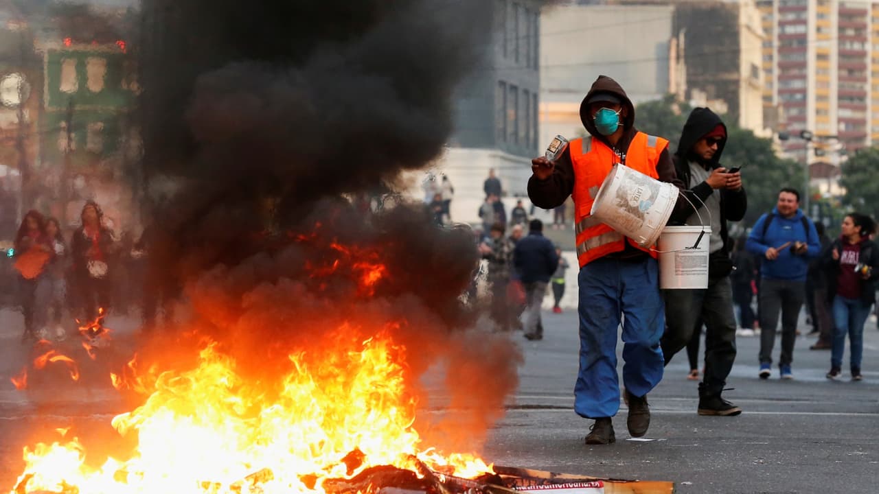 Tres personas mueren quemadas en Chile en los disturbios que han forzado a suspender el alza del transporte
