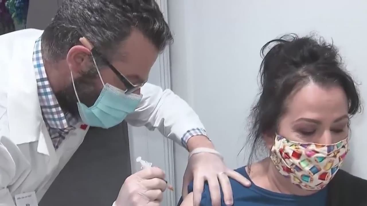 Plan de vacunación de Biden causa descontento al gobernador de Arizona