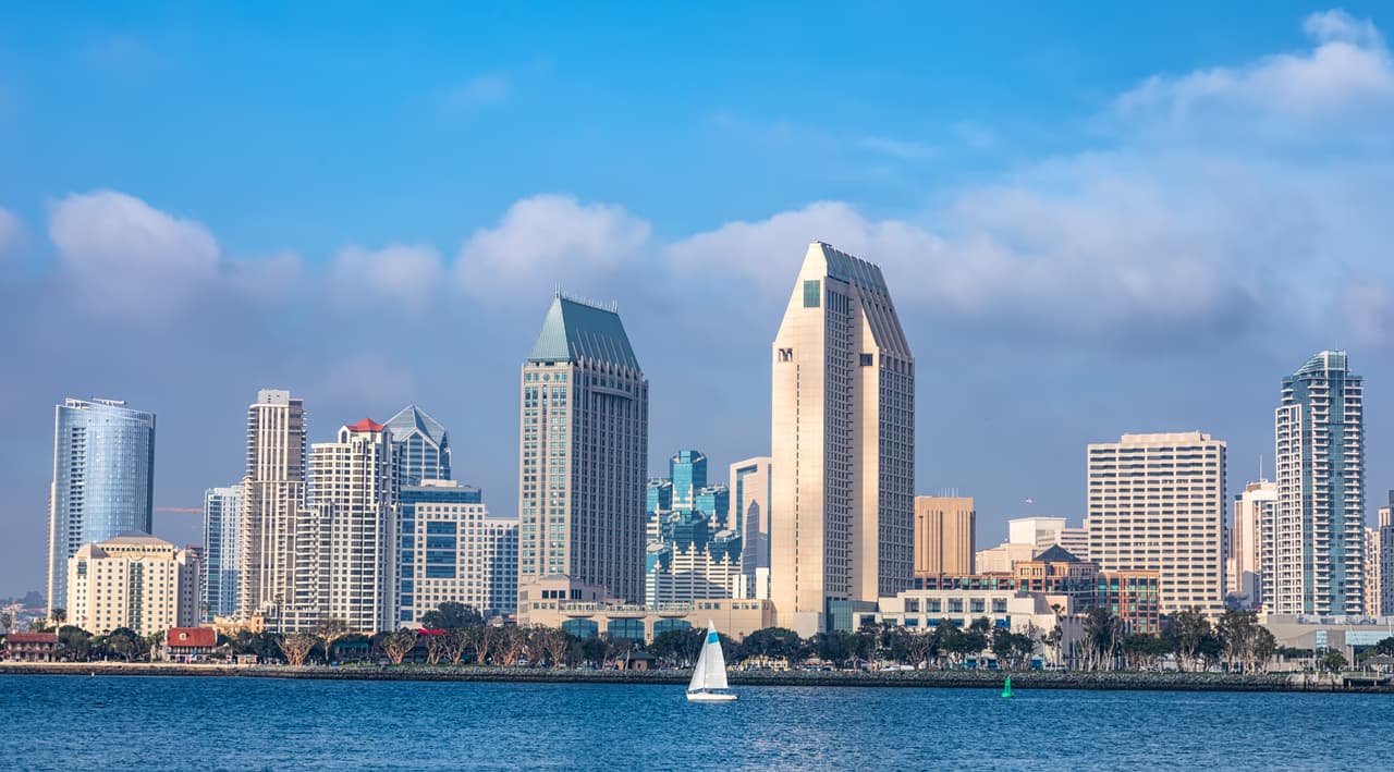 <b>California: San Diego. – Obtuvo 62.46 de 100 puntos dentro de las mejores ciudades de clase media para vivir.</b> Es una ciudad ubicada en la costa del Océano Pacífico en el sur del estado. Su clima es cálido lo que permite disfrutar de sus hermosas y extensas playas. Es considerada el centro económico de la región de San Diego-Tijuana y los principales motores económicos son las actividades relacionadas con el ejército, la defensa, turismo, comercio internacional y la manufactura.
<br>