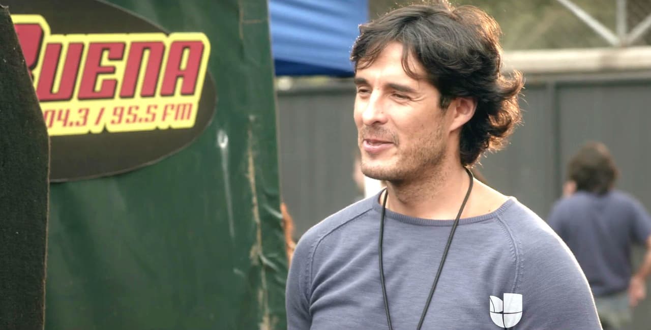 En una de sus presentaciones conoció a Eric, quién está dispuesto a ayudarla en su carrera.