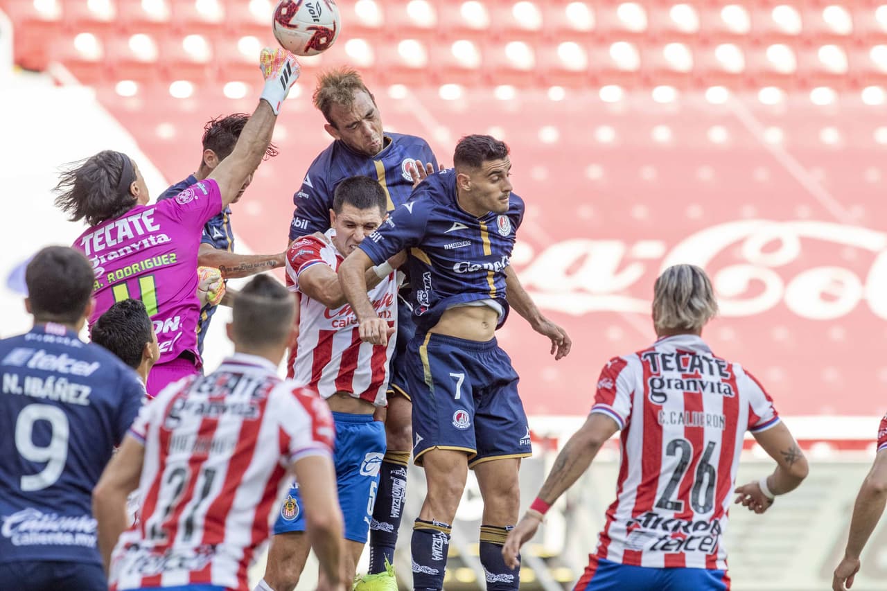 Recibió un balón bombeado al área y remató con tremendo testarazo.