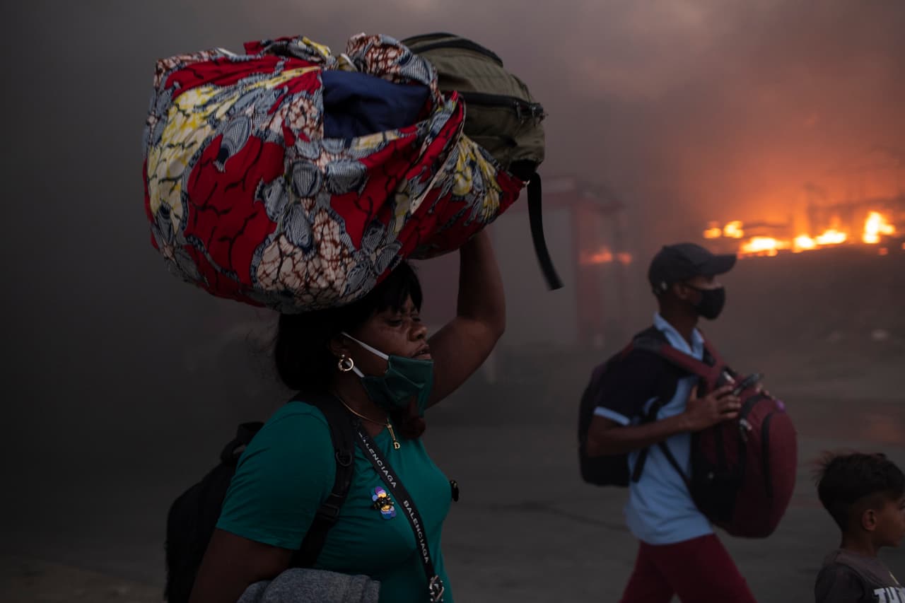 En los últimos 5 años millones de sirios han abandonado su país debido a la guerra civil. Grecia es uno de los destinos para tratar de llegar a Europa y encontrar un hogar seguro. Pero 6los cierres fronterizos por la pandemia detuvieron los procesos de asilo.