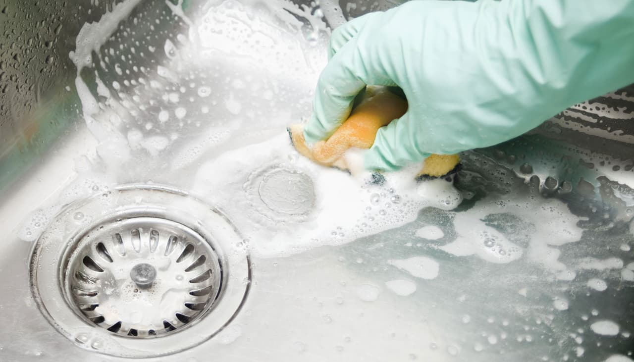 Saiba como limpar corretamente a pia da cozinha e tirar manchas e encardidos 