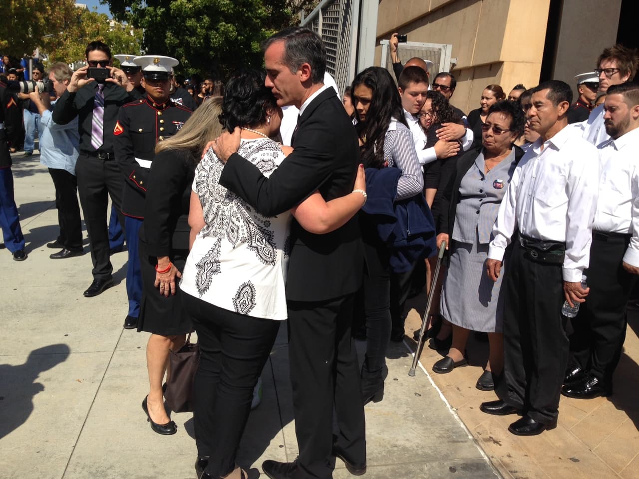 El alcalde de Los Ángeles, Eric Garcetti, abraza a la madre de Carlos Segovia, Sandra López, a la salida de la catedral.