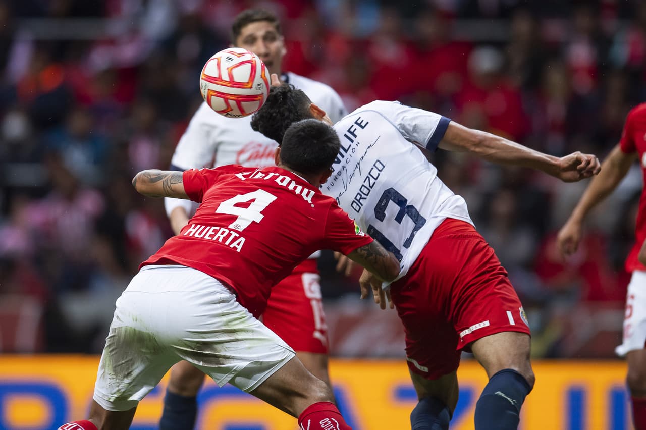 Toluca y las Chivas dividen puntos en un partido con emociones y polémica arbitral.