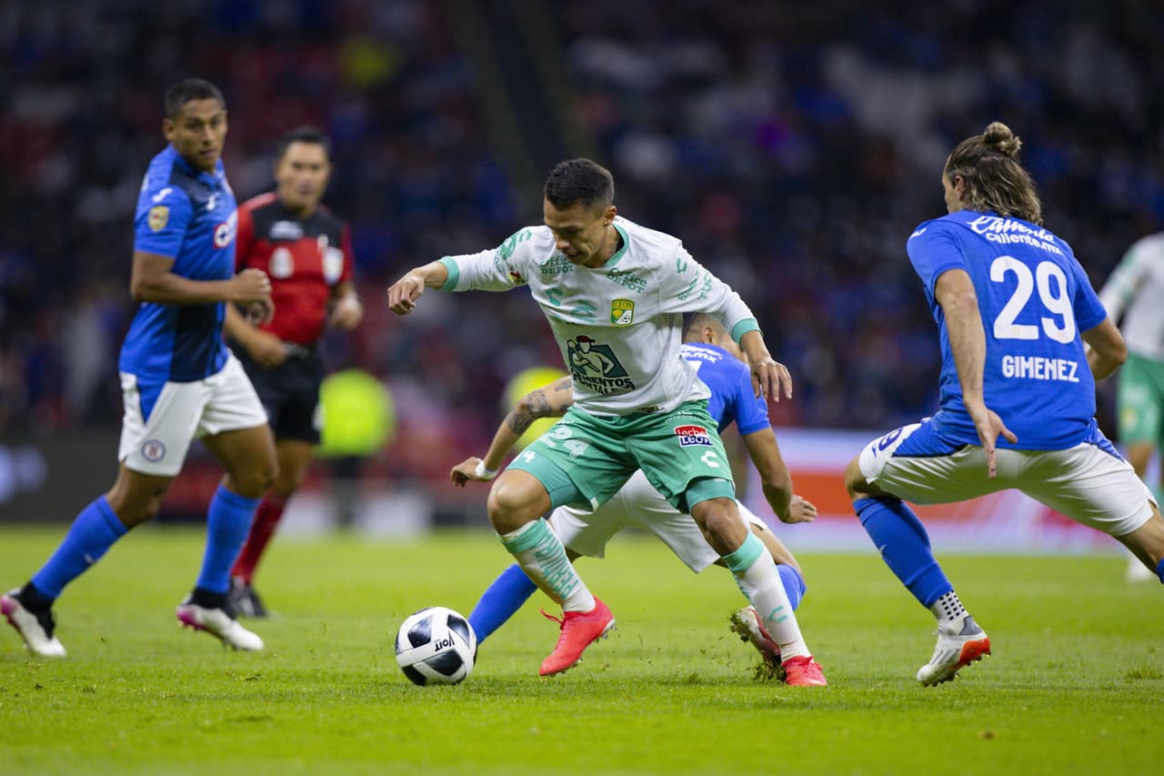 León le pega al Cruz Azul en estadio Azteca 0-1, llegan a 26 puntos y se sitúan como el tercer mejor equipo del torneo.