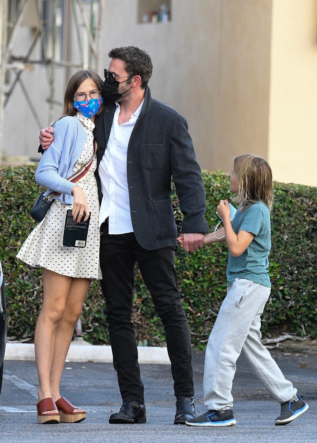 En un momento inesperado, 
<b><a href="https://www.univision.com/famosos/jlo-besando-a-ben-affleck-fotos" target="_blank">Affleck le dio un dulce beso</a></b> a Violet. 
<br>