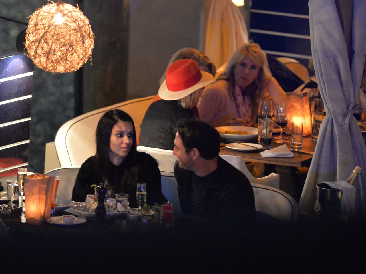 Adriana Lima rompió con el receptor de New England Patriots Julian Edelman hace sólo una semana. Sin embargo, se le vio besándose en un restaurante con el chico malo de los muchachos de Nueva York Mitch, Matt Harvey. Estas son las primeras fotos de la nueva pareja. La pareja llegó en yate y cenaron y tomaron champán por horas en el River Yacht Club el 15 de marzo de 2017, en Miami, Florida.