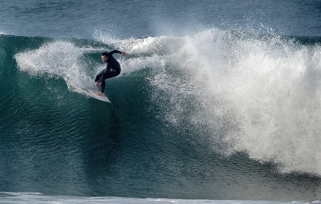 Hubo quienes lograron subir a una de las tantas olas en Manhattan Beach.
