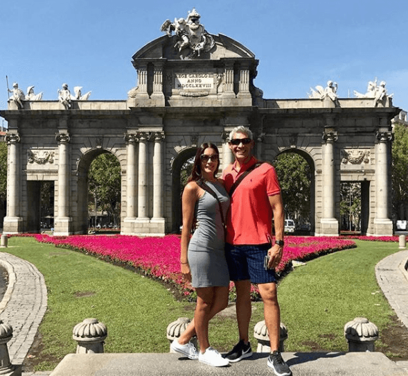 Apreciando la belleza de Madrid, una foto desde la Puerta de Alcalá.