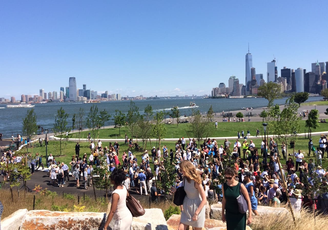 Nueva York se ve distinto desde las nuevas colinas de Governors Island