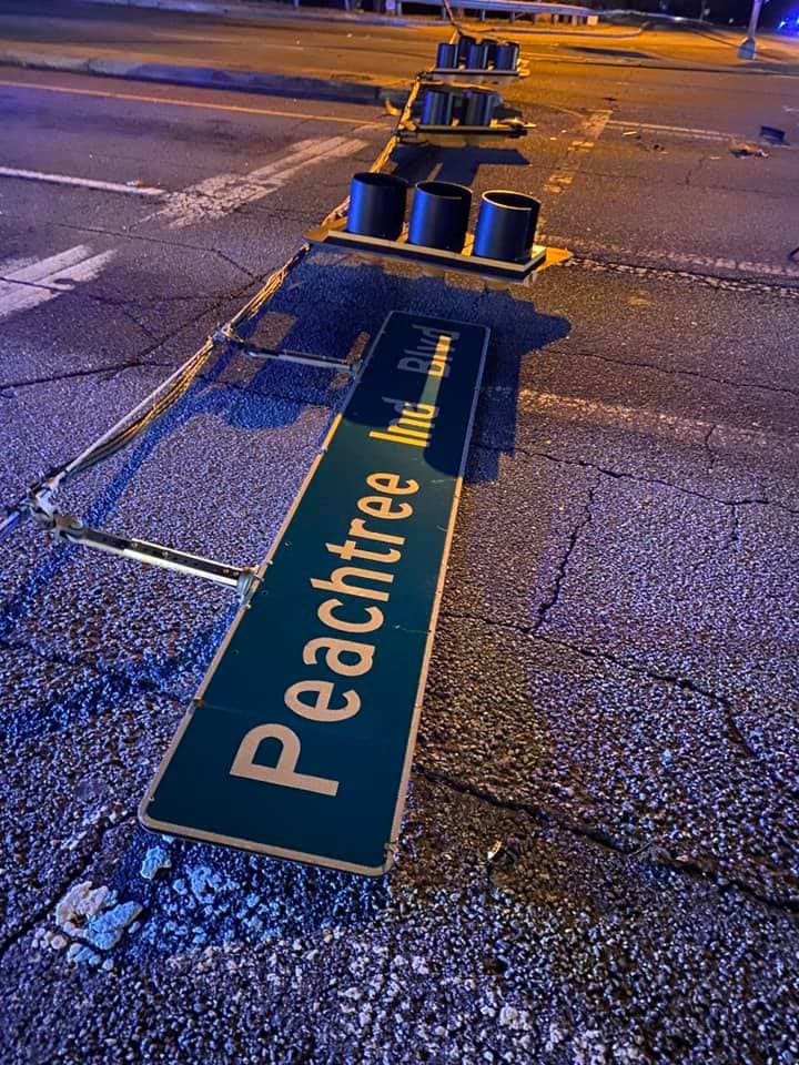 La intercepción de Peachtree Industrial Blvd y Nelson Brogdon Blvd estuvo cerrada luego que los vientos derribaran el semáforo.