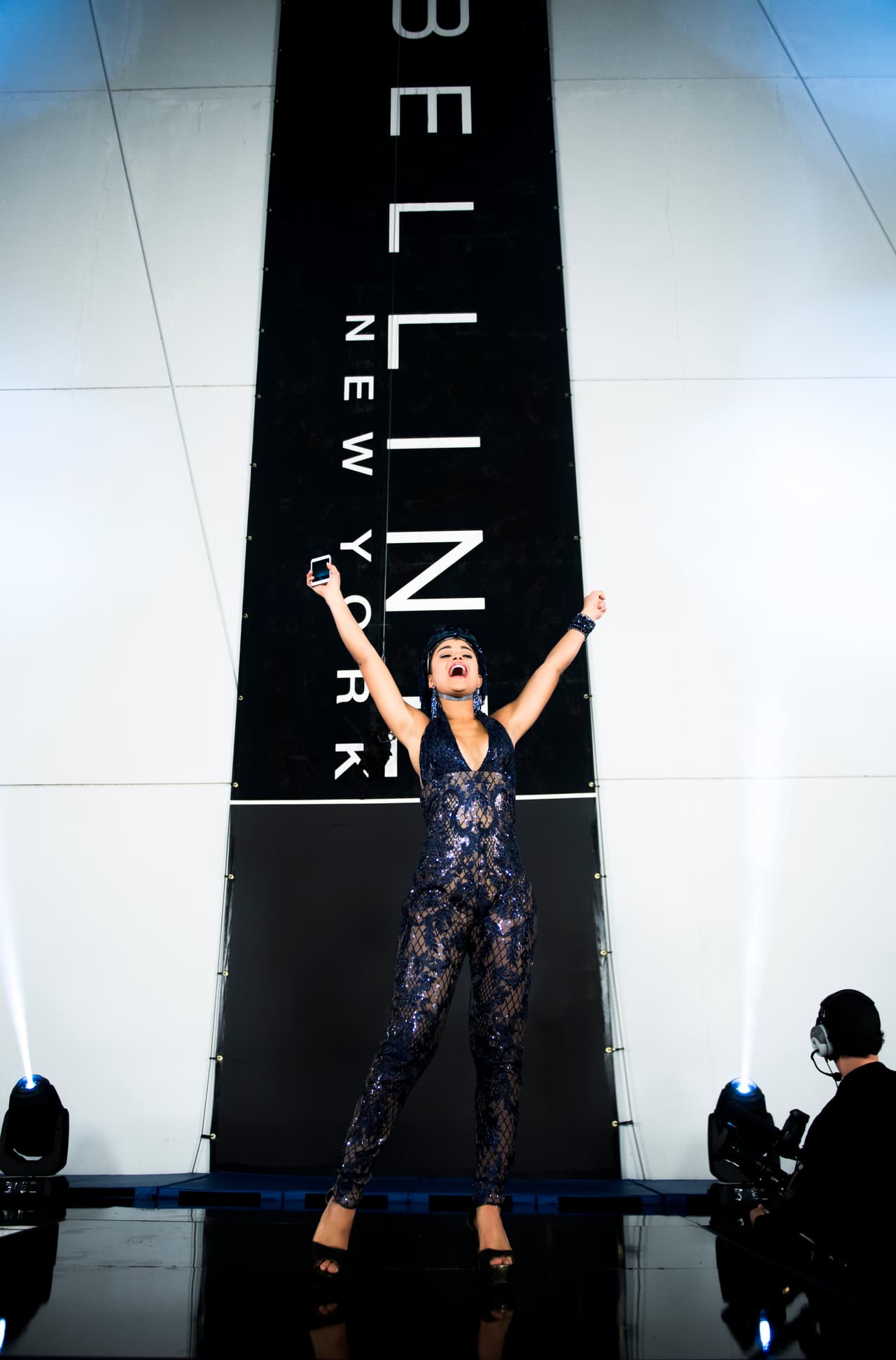 Desafiando sus miedos en una revolucionaria pasarela vertical, las bellas lucharon mucho para lograr el ‘selfie’ perfecto.