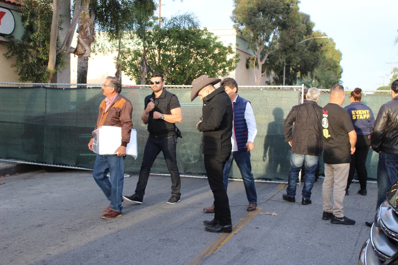 El acceso era limitado, por lo que muchos esperaban afuera para poder ver, saludar o tomarse una foto con la homenajeada.