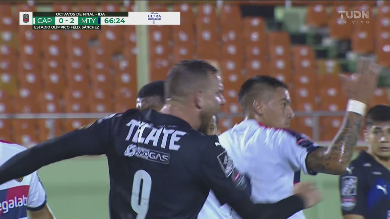 ¡Patadón a Vincent Janssen frente al árbitro y ni tarjeta muestra!