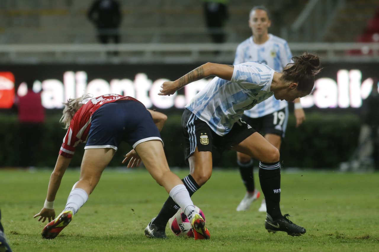 Las argentinas salen más agresivas que Chivas y se quedan con el amistoso