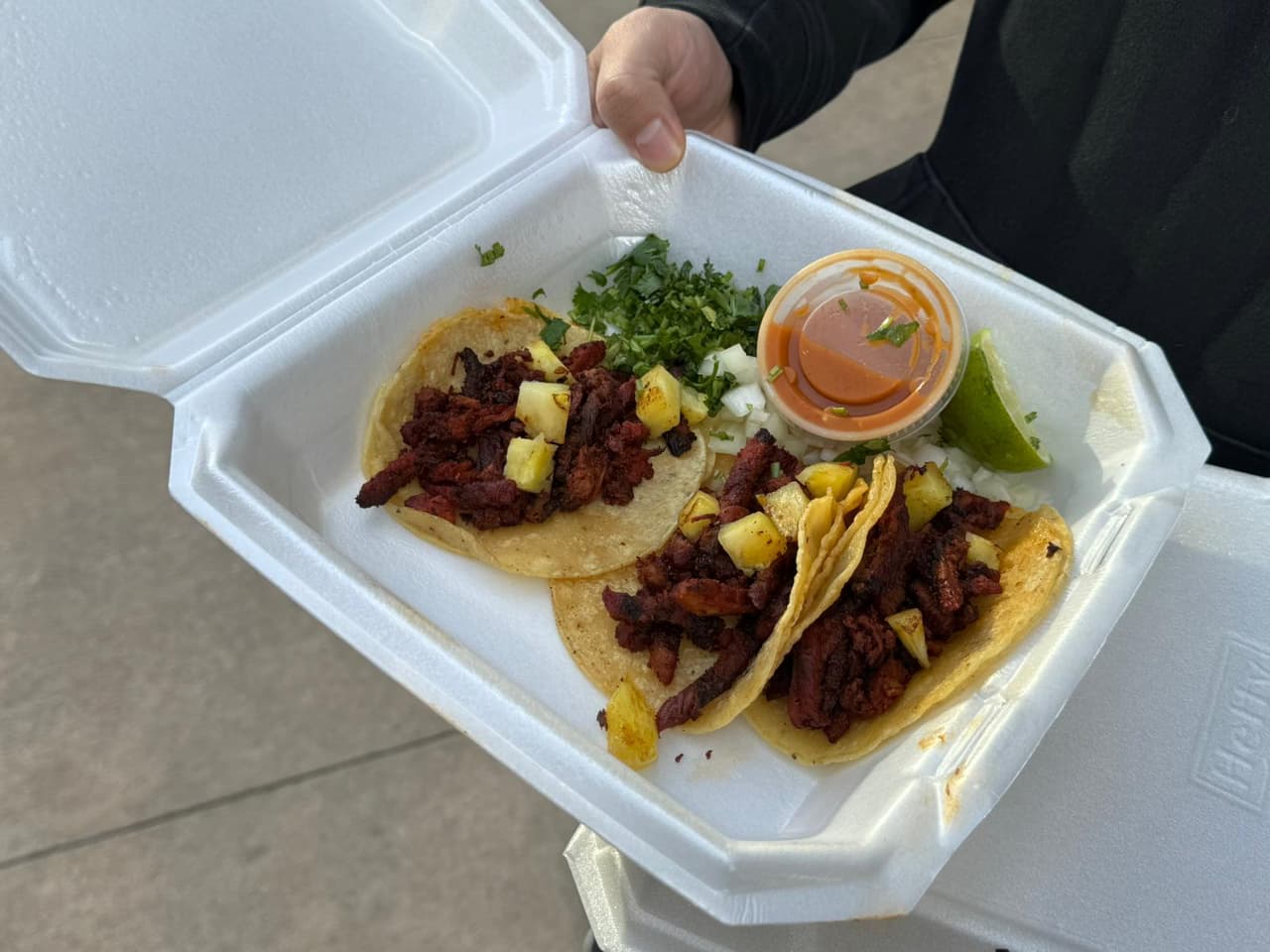 Taquitos al pastor y de trompo fueron de los platillos que disfrutaron los seguidores de los Dallas Stars.