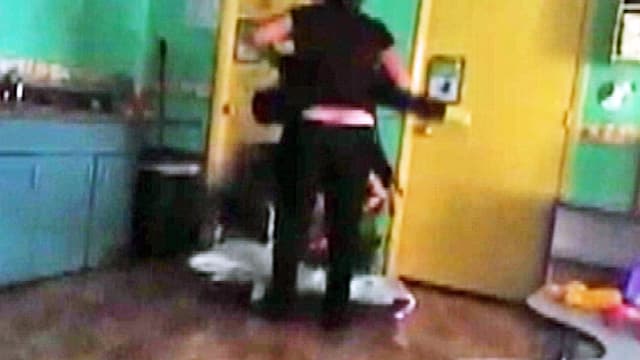 Graban a cuidadora de niños golpeando a menor