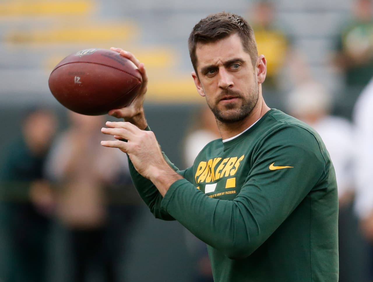 Aaron Rodgers llamó a aficionados y jugadores a entrelazar los brazos durante el Himno Nacional para dar una muestra de unidad.