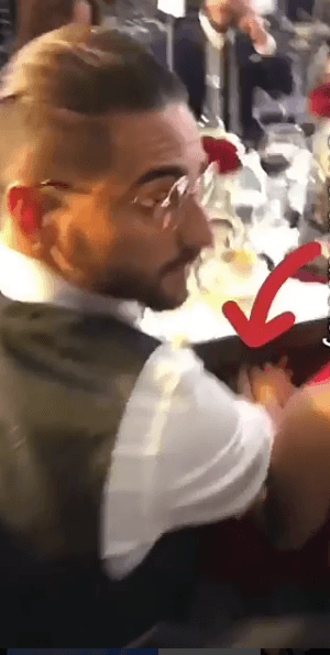 Aunque es la primera vez que asisten juntos a un evento público, un video de Instagram deja ver cómo el colombiano le demostró su amor tomándola de la mano, aunque fuera tan solo bajo la mesa.