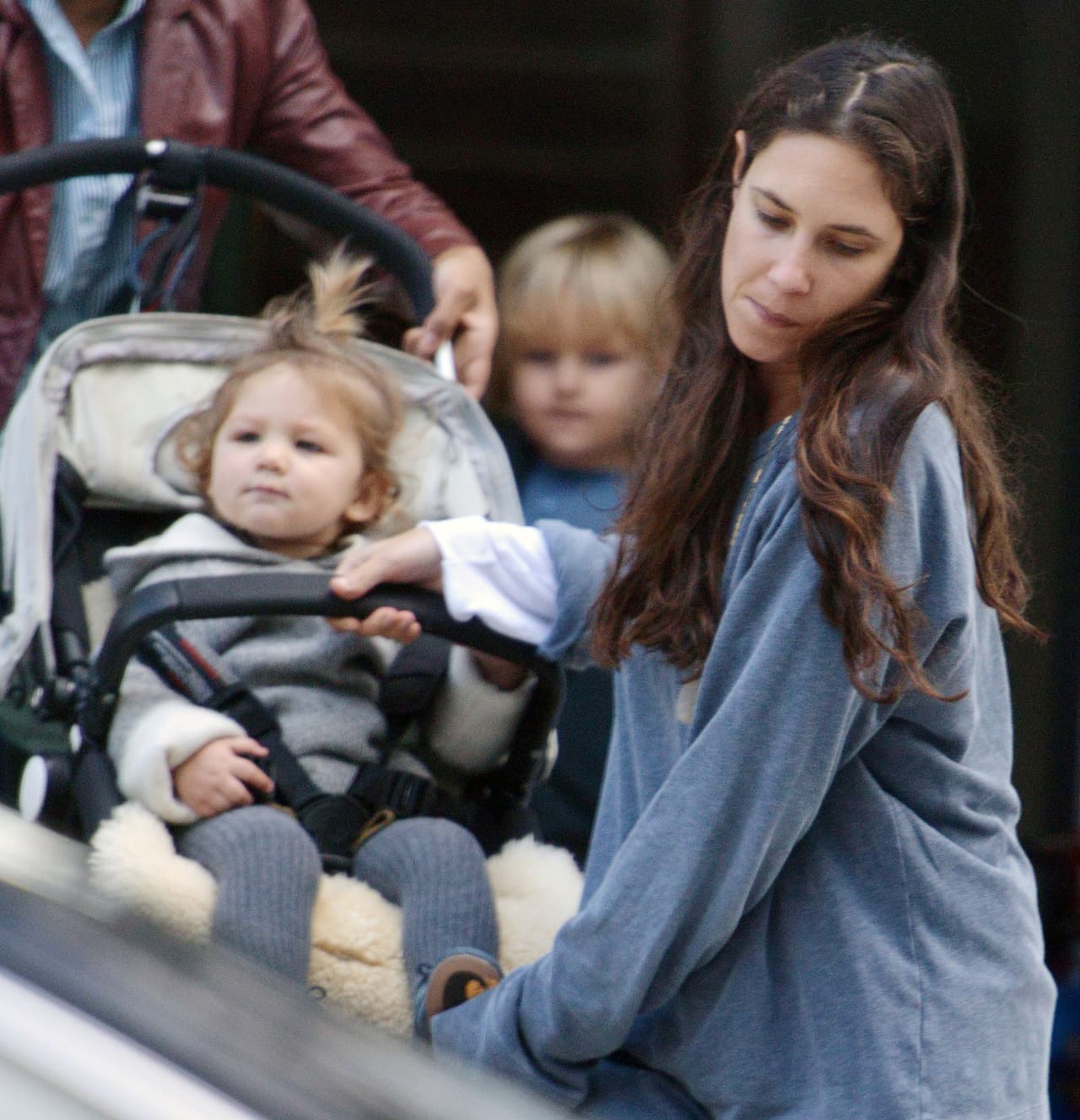 Tatiana y Andrea sacaron a pasear a sus pequeños por las calles de Londres.