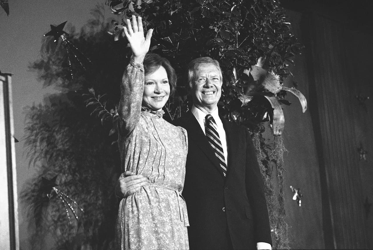 Como primera dama, Rosalynn Carter se forjó su identidad incluso mientras apoyaba a su esposo. Ella trabajó en su oficina del ala este, estableciendo un estándar para las primeras damas al trabajar junto al ala oeste en legislación clave. 
<b>Ella se enfocó especialmente en el cuidado de la salud y la salud mental. </b>Continuó ese enfoque cuando la pareja construyó el Carter Center en Atlanta después de sus años en la Casa Blanca.
<br>
<br>
<b> </b>