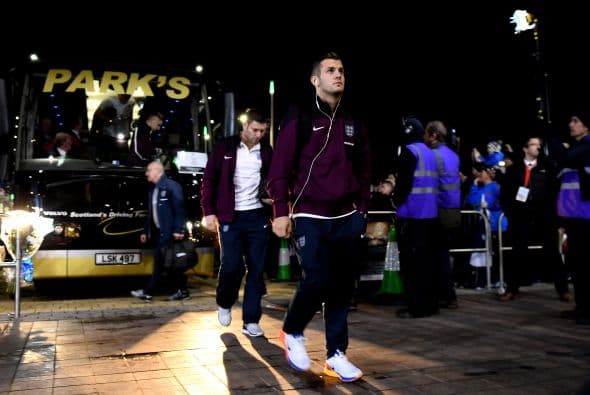 Jugador inglés es ‘regañado’ por utilizar audífonos previo al partido